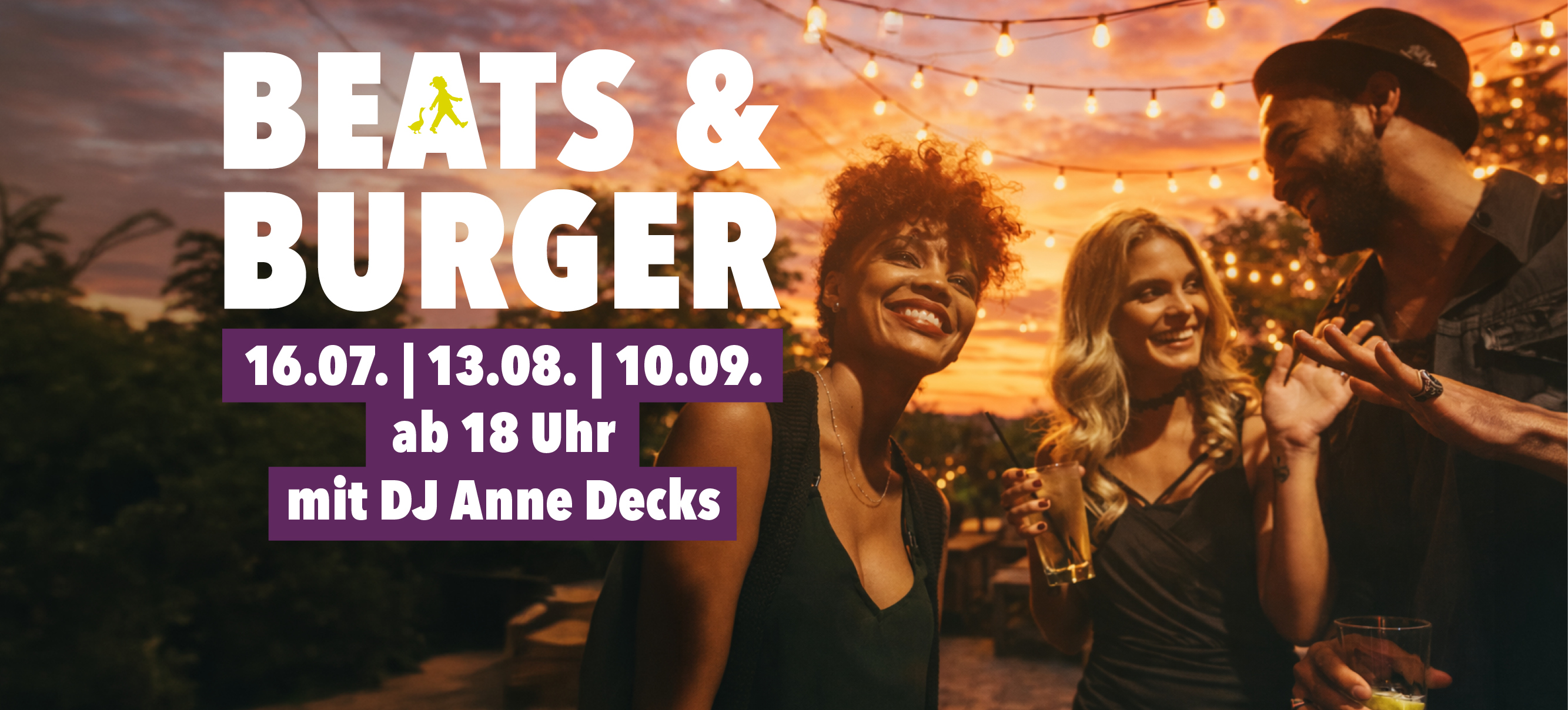 Banner zur Veranstaltungsreihe „Beats & Burger“: Sommerabende mit Burgern und DJ-Musik. Termine: 16.07., 13.08. und 10.09., jeweils ab 18 Uhr. Musik von DJ Anne Decks. Im Hintergrund genießen drei Personen bei Sonnenuntergang Getränke unter Lichterketten.